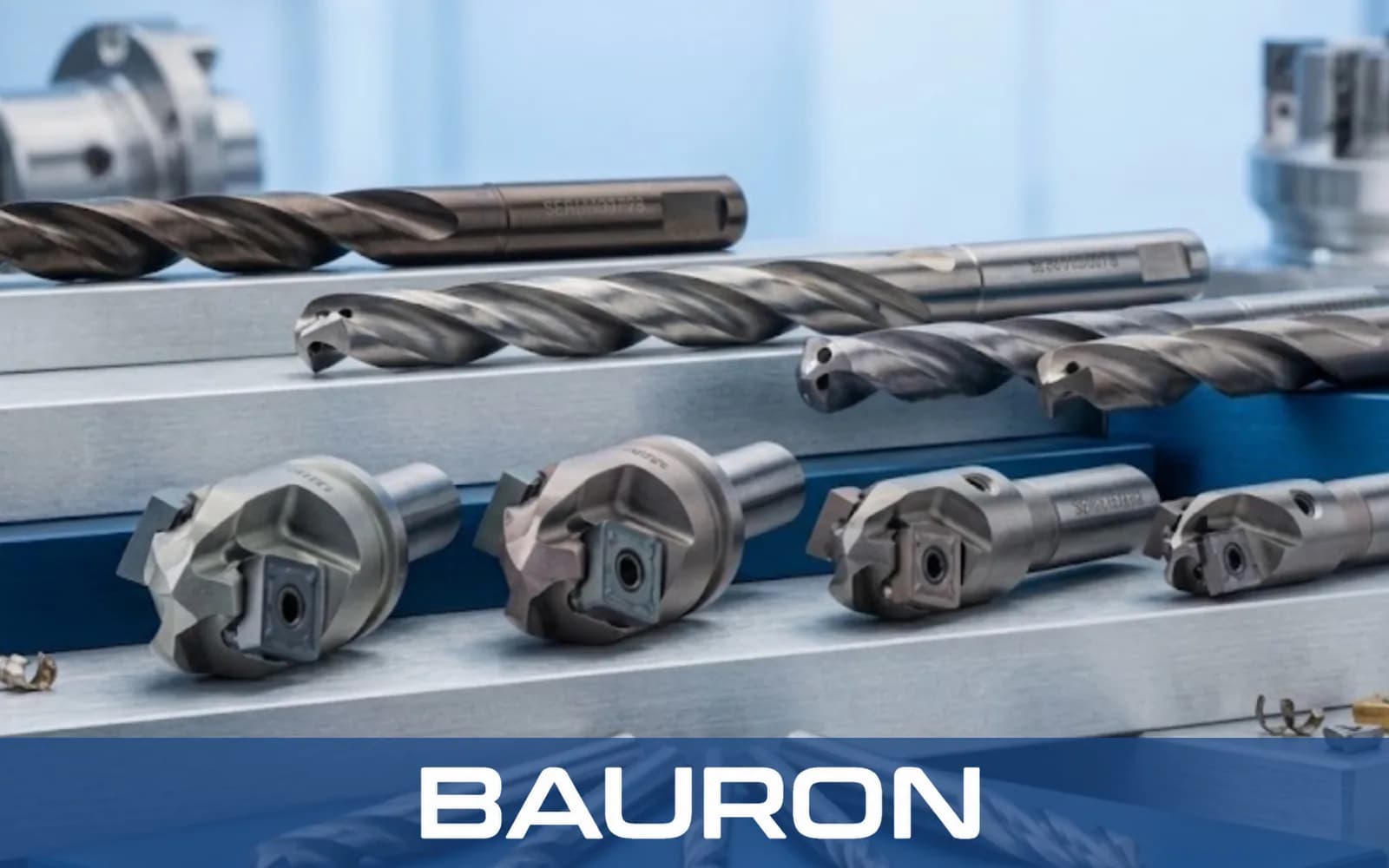 Wisselplaatboren en lange spiraalboren uitgestald op een machinebed
