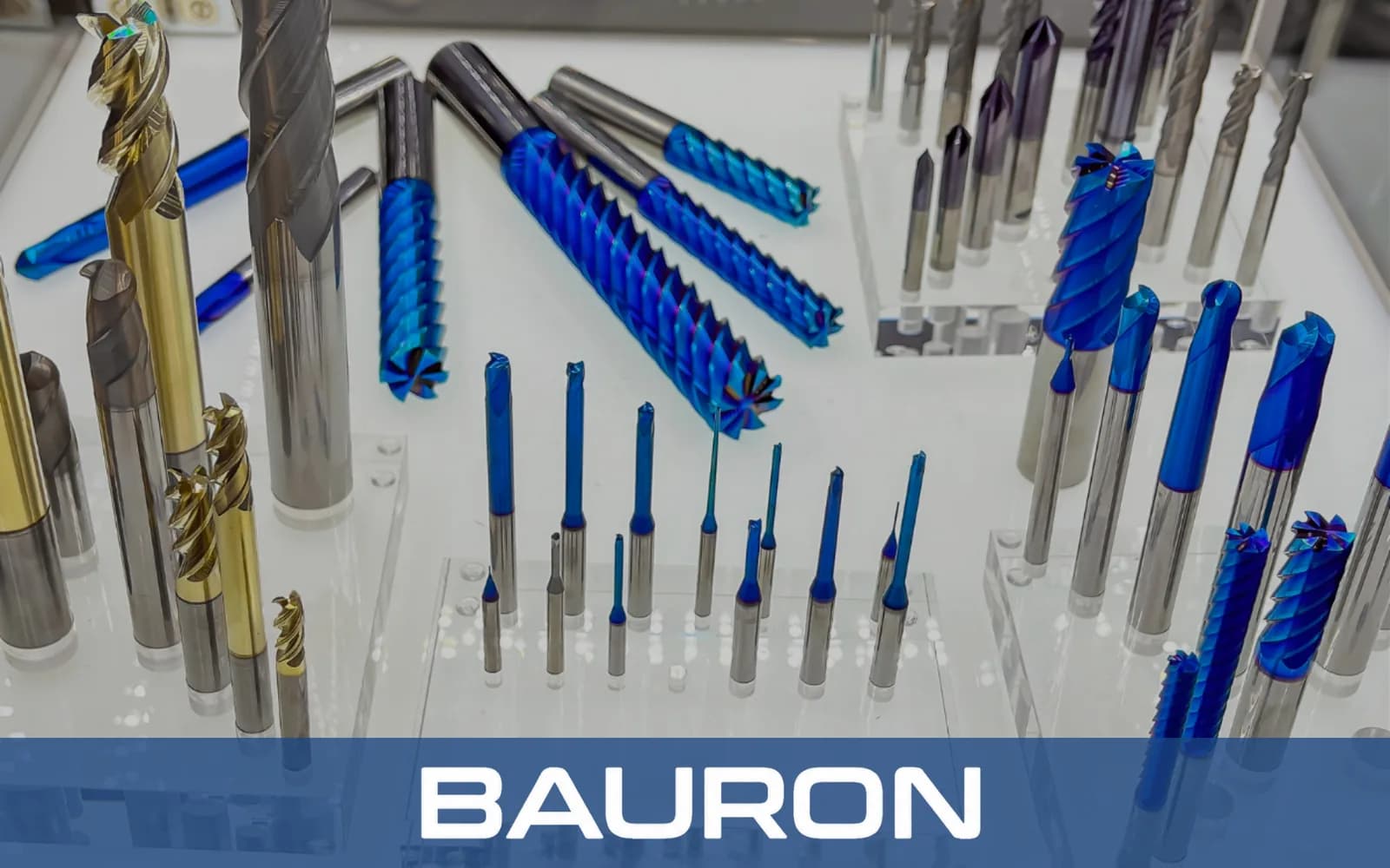 Assortiment gecoate frezen, kogelkopfrezen en microfrezen op presentatiestandaards